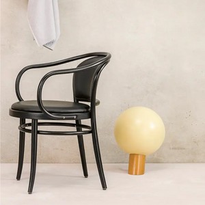 Sillón 033 tapizado de Ton. Sillones restaurantes, cualquier interior.