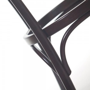 Taburete 073 madera de Ton. Taburetes restaurantes, para variados interiores.