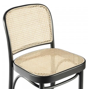 Taburete 811 rejilla de Ton. Taburetes de restaurantes, de interiores.