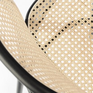 Taburete 811 rejilla de Ton. Taburetes de restaurantes, de interiores.