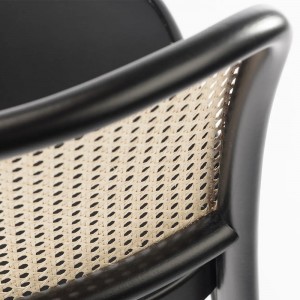 Taburete 811 rejilla 2 de Ton. Taburetes de restaurantes, de interior.