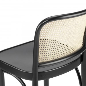 Taburete 811 rejilla 2 de Ton. Taburetes de restaurantes, de interior.