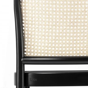 Taburete 811 rejilla 2 de Ton. Taburetes de restaurantes, de interior.