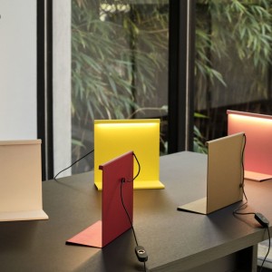 Lámpara sobremesa LBM Hay. Iluminación original para espacios interiores.