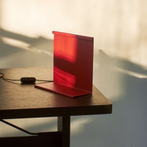 Lámpara sobremesa LBM Hay. Iluminación original para espacios interiores.