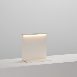 Lámpara sobremesa LBM Hay. Iluminación original para espacios interiores.