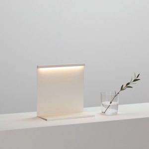 Lámpara sobremesa LBM Hay. Iluminación original para espacios interiores.