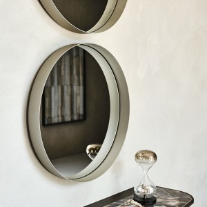 Espejo Wish de Cattelan Italia. Espejos redondos con marco de acero barnizado.
