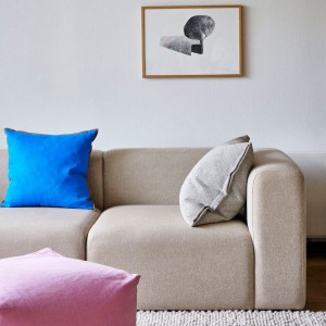 Cojín Plica Planar tapizado de Hay. Especial para darle vida a tus espacios.