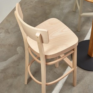 Taburete Ideal madera de Ton. Taburetes de restaurantes, variados interiores.