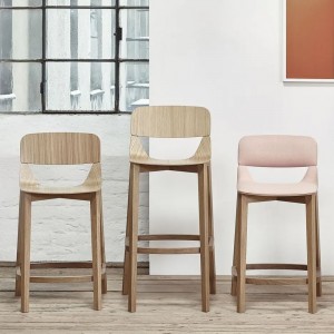 Taburete Leaf madera raspaldo de Ton. Taburetes de cocina, variados interiores.