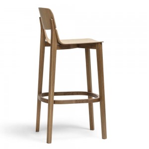 Taburete Leaf madera raspaldo de Ton. Taburetes de cocina, variados interiores.