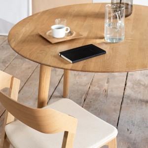Silla Merano tapizada de Ton. Sillas de restaurantes, para interiores.