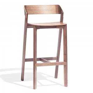 Taburete Merano madera de Ton. Taburetes de restaurante, variados interiores.