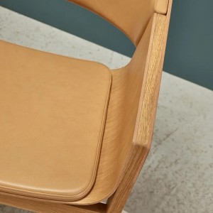 Sillón Merano tapizado de Ton. Sillones de restaurante, de interiores.