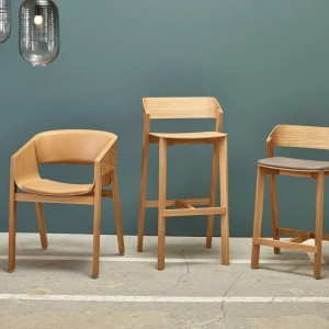 Sillón Merano tapizado de Ton. Sillones de restaurante, de interiores.