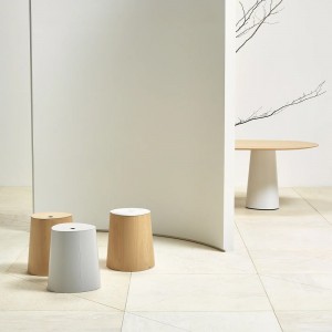 Taburete P.O.V tapizado de Ton. Taburetes de comedor, para interiores.