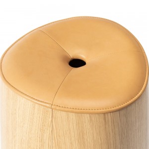 Taburete P.O.V tapizado de Ton. Taburetes de comedor, para interiores.