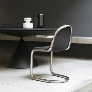 Mesa de diseño Clay con bandeja central giratoria Lazy Susan de Desalto.