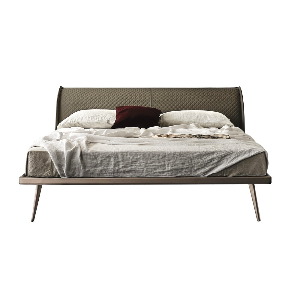 Cama Ayrton de Cattelan Italia con patas de acero cromado. Camas modernas.