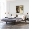 Cama Nelson de Cattelan Italia. Cama con estructura en madera de nogal o fresno.