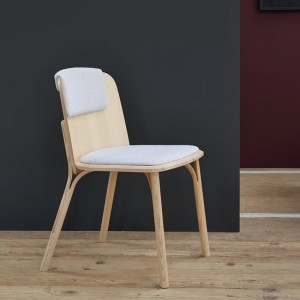 Silla Split tapizada de Ton. Sillas de comedor, para variados interiores.