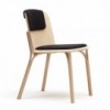 Silla Split tapizada de Ton. Sillas de comedor, para variados interiores.