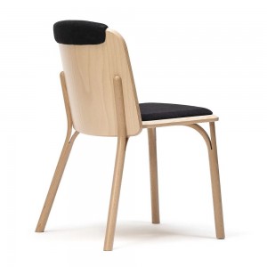 Silla Split tapizada de Ton. Sillas de comedor, para variados interiores.