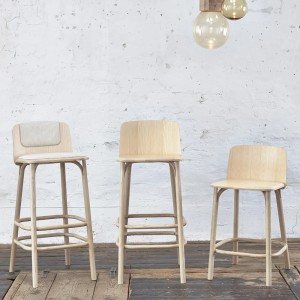 Taburete Split madera de Ton. Taburetes para bares, de innumerables interiores.