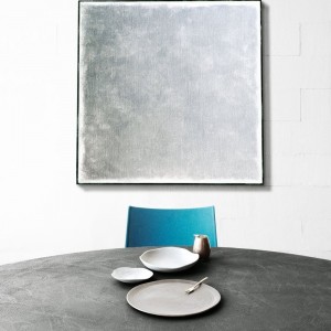 Silla elegante Sand con brazos tapizada para comedor o salones de Desalto.