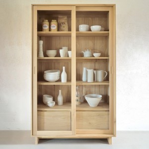 VitrinaWave de Ethnicraft. Muebles modernos macizos. Vitrina de salón.