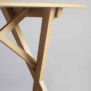 Mesa auxiliar Jujol 1920 de Mobles 114. Mobiliario de diseño.