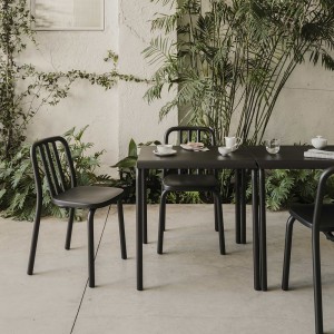 Mesa Tube cuadrada Mobles 114. Mesa moderna ideal para salón o jardín.