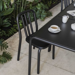 Mesa Tube cuadrada Mobles 114. Mesa moderna ideal para salón o jardín.