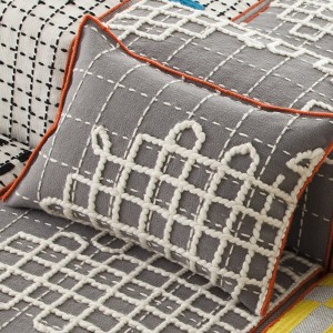 Cojín Bandas A Grey de GAN. Colección de alfombras y cojines modernas.