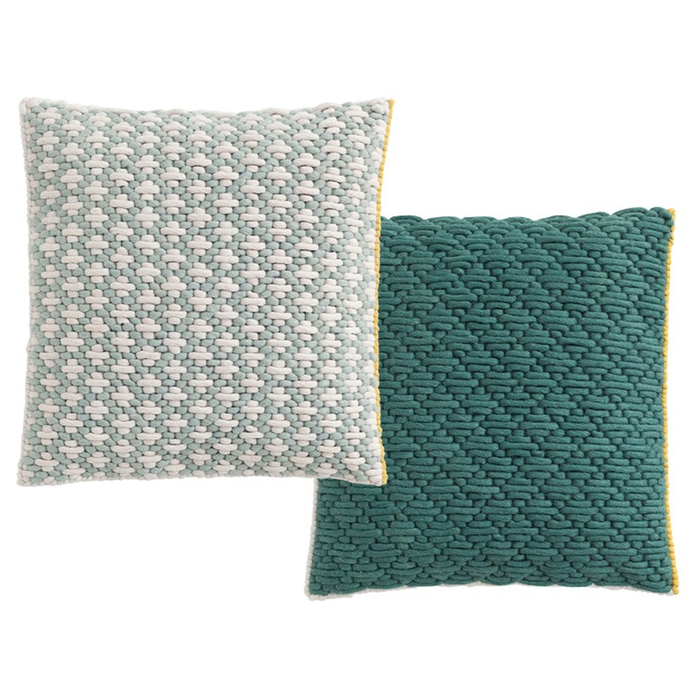 Cojín Silai cuadrado Celadon-green de GAN. Cojines de diseño moderno.