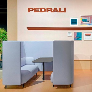Cabina de oficina acústica Buddyhub de Pedrali. Muebles de diseño moderno.