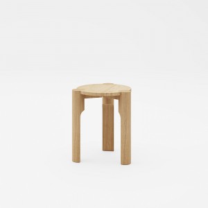 Taburete bajo Domus de Omelette ed. Tabuete ideal para ambientes interiores.