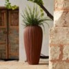 Macetero Skin. Diseño elegante ideal para jardines y terrazas de Myyour.