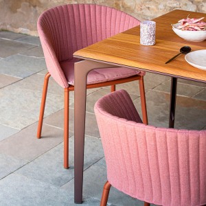 Mesa rectangular Iroko de elegante diseño de Fast. Mesas para exteriores.