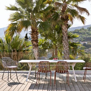 Silla Forest de diseño moderno y elegante de Fast. Sillas metálicas para exteriores.