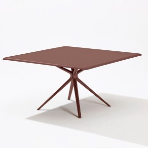 Mesa Moai Cuadrada perfecta para espacios exteriores de Fast. Mesas para terrazas.