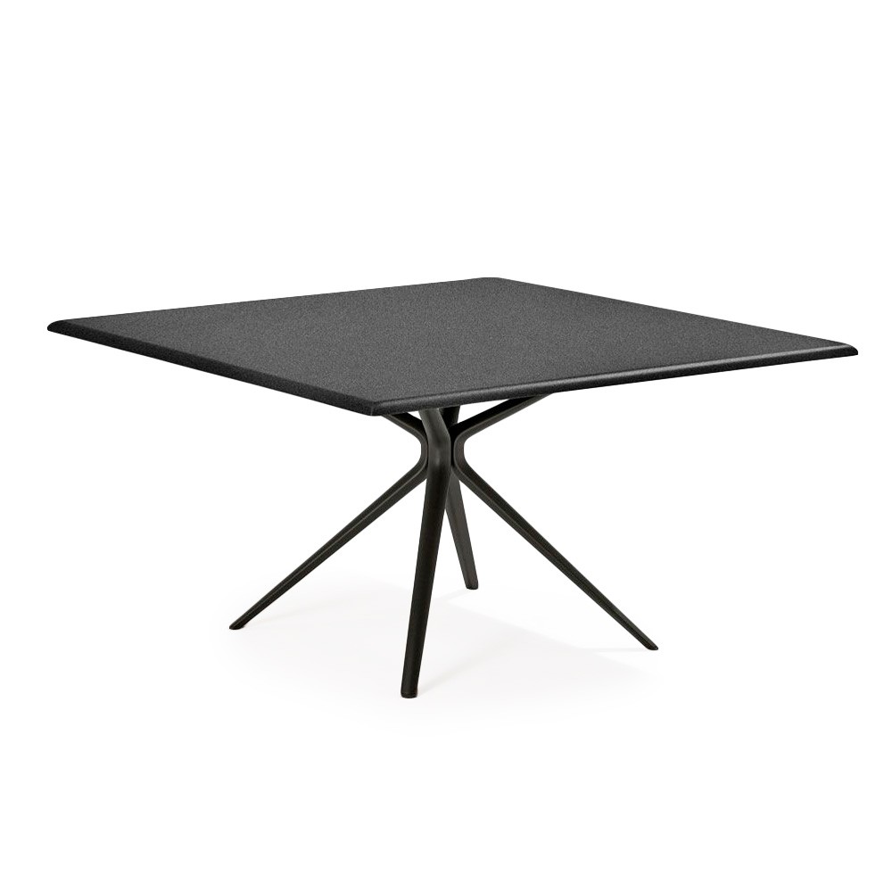 Mesa cuadrada Aluminio moteado Moai de Fast es perfecta para espacios exteriores.