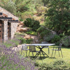 Mesa cuadrada Aluminio moteado Moai de Fast es perfecta para espacios exteriores.