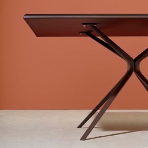 Mesa cuadrada Aluminio moteado Moai de Fast es perfecta para espacios exteriores.