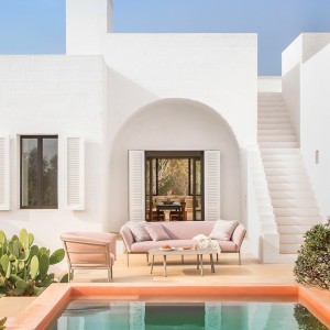 Sofá Ria Soft con elegante diseño moderno perfecto para ambientes exteriores de Fast.