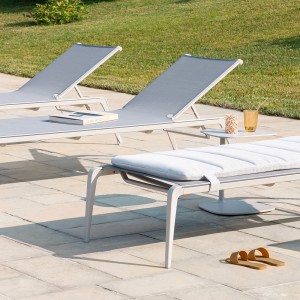 Colchón Ushuaia de Fast para tumbona perfecto para el uso en ambientes exteriores elegantes.