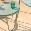 Mesa auxiliar Wild de Fast moderna y elegante para espacios exteriores.