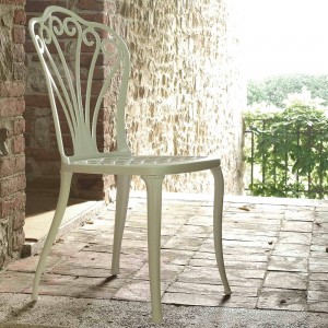 Silla Armonia de diseño cómodo y elegante para espacios exteriores de Fast.