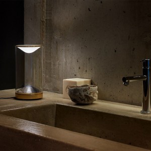 Lámpara moderna y delicada de centro de mesa Eva o EVE de Foster+Partners y Lumina.